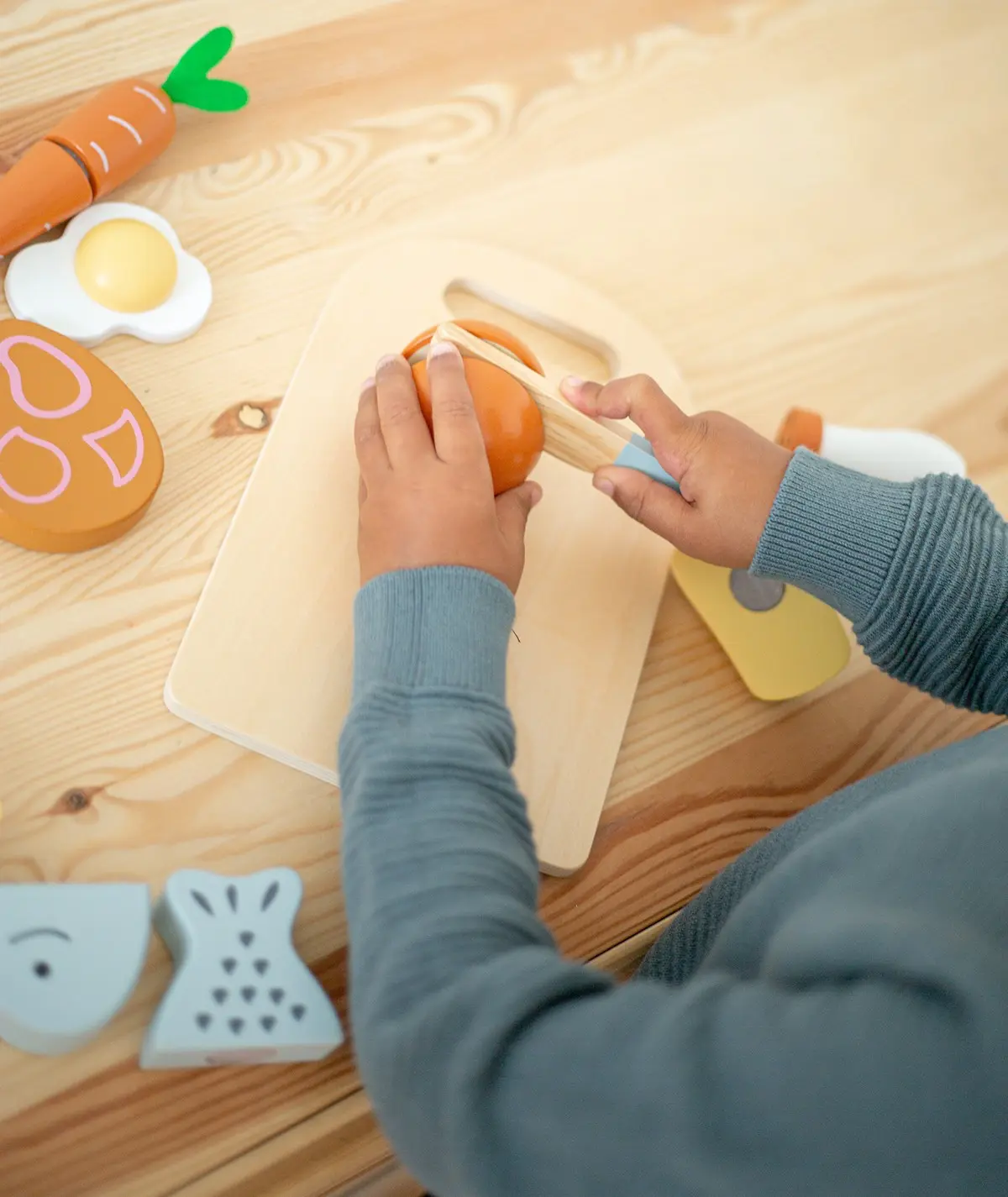 Planche à découper en bois avec nourriture +10M – Image 2